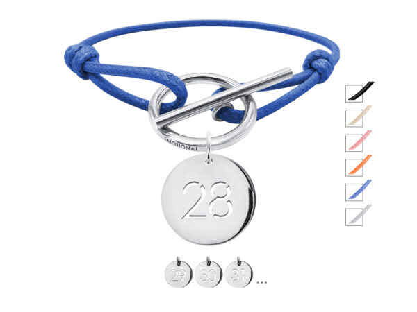 Bracelet cordon ajustable bleu avec fermoir T agrémenté d'une pampille numéro découpé en acier inoxydable argenté