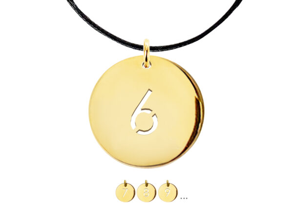 Collier cordon ajustable décoré d'une médaille numéro découpé (20mm) en acier inoxydable doré
