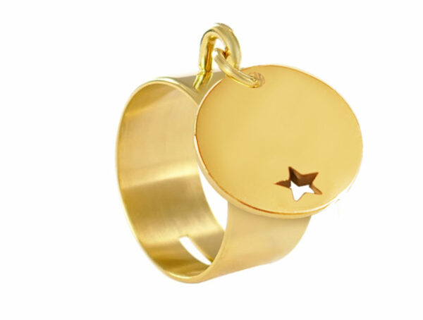 Bague tube rehaussée d'une médaille ronde avec étoile ajourée en acier inoxydable doré