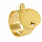 Bague tube rehaussée d'une médaille ronde avec étoile ajourée en acier inoxydable doré