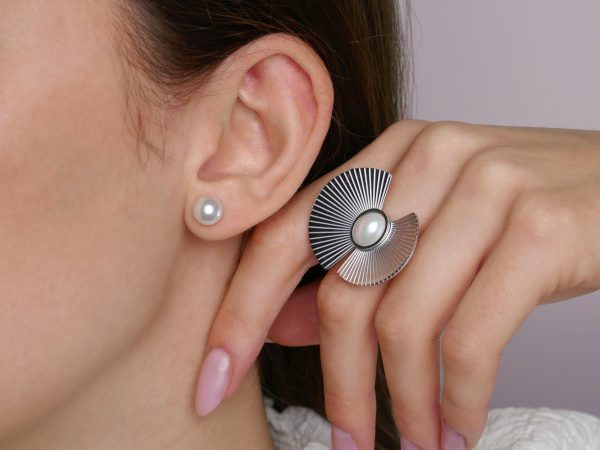 Boucles d'oreilles perles de nacre blanche en acier inoxydable argenté