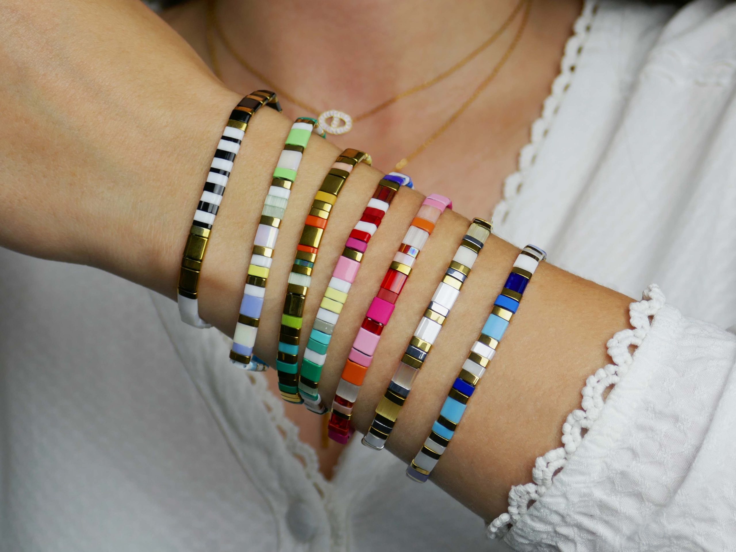 Bracelet élastique agrémenté de perles japonaises colorées