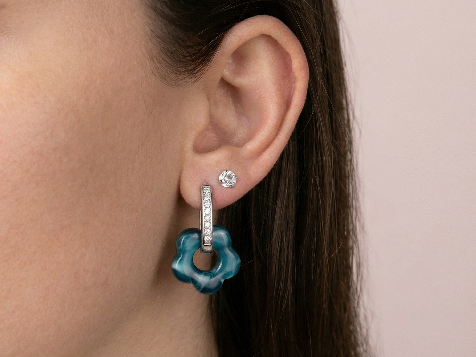 Créoles ovales oxydes de zirconium et fleur colorée en acier inoxydable argenté