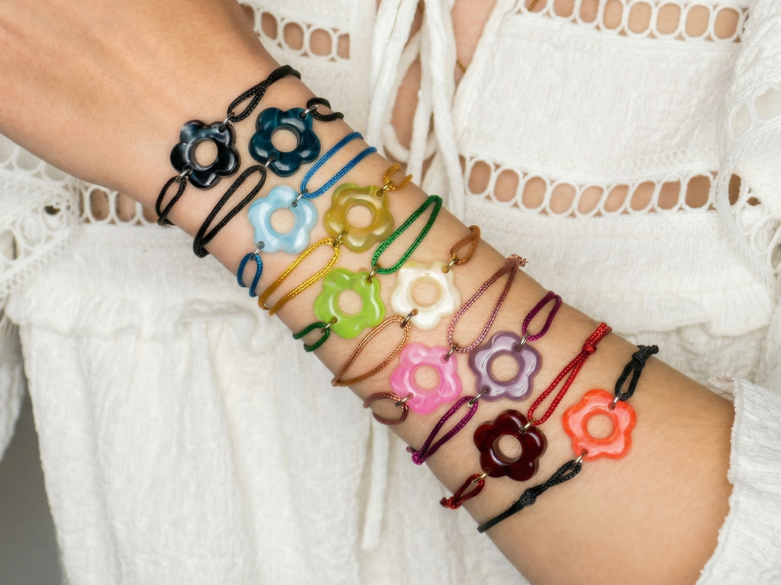 Bracelet ajustable cordon pailleté avec fleur colorée