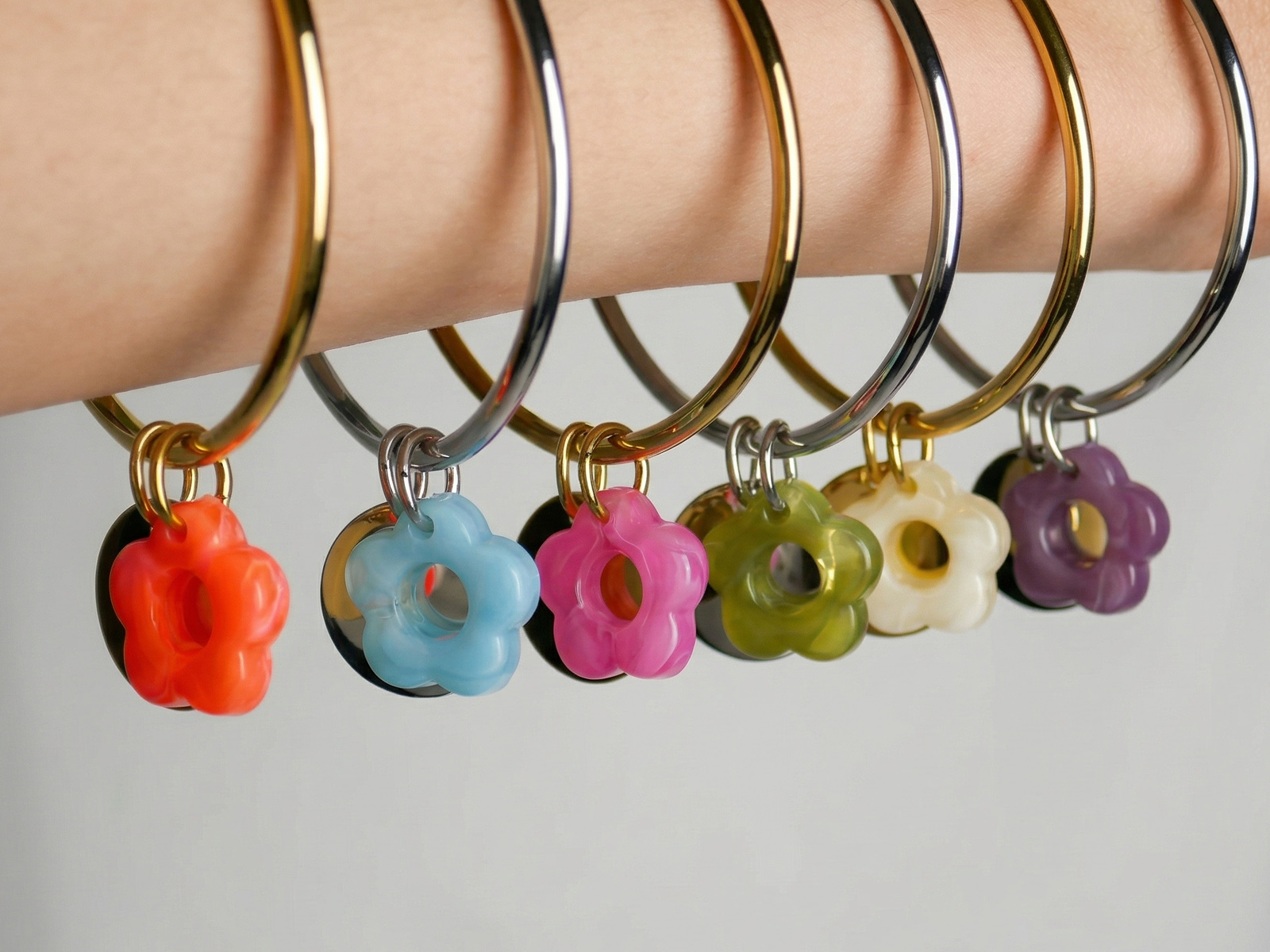 Jonc rigide médaille ronde à personnaliser (20mm) et fleur colorée en acier inoxydable doré