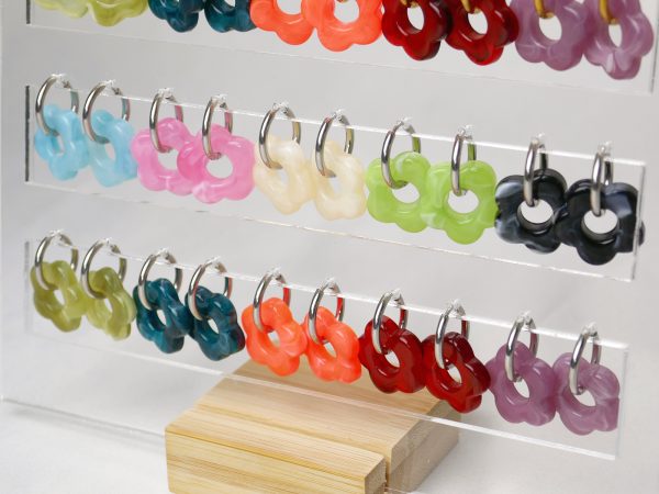 Prêt à vendre Bijoux fleur en acrylique colorée (4 Colliers /10 Bracelets / 30 Paires de Boucles d'oreilles / 7 Joncs / 20 Pendentifs) en acier inoxydable argenté et doré / Support offert (en précommande / livraison fin avril)