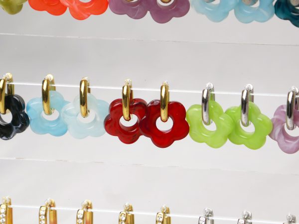 Prêt à vendre Bijoux fleur en acrylique colorée (4 Colliers /10 Bracelets / 30 Paires de Boucles d'oreilles / 7 Joncs / 20 Pendentifs) en acier inoxydable argenté et doré / Support offert (en précommande / livraison fin avril)