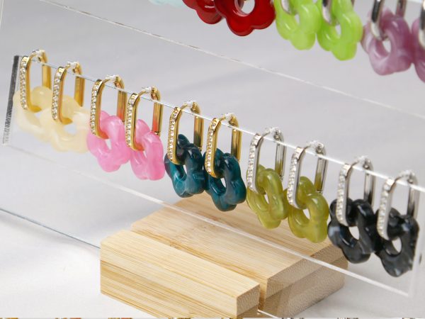 Prêt à vendre Bijoux fleur en acrylique colorée (4 Colliers /10 Bracelets / 30 Paires de Boucles d'oreilles / 7 Joncs / 20 Pendentifs) en acier inoxydable argenté et doré / Support offert (en précommande / livraison fin avril)