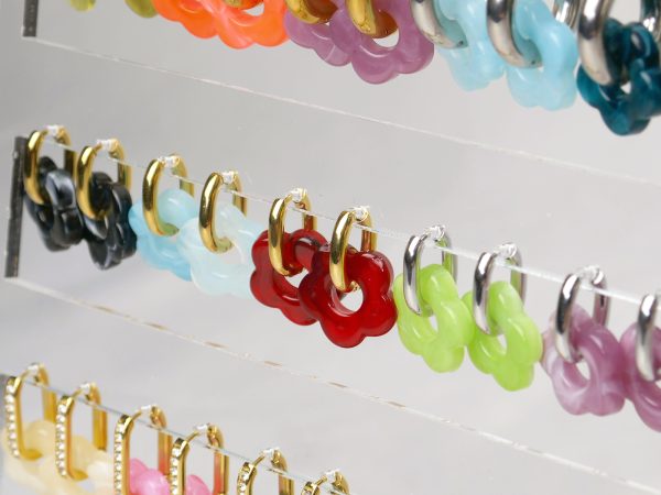 Prêt à vendre Bijoux fleur en acrylique colorée (4 Colliers /10 Bracelets / 30 Paires de Boucles d'oreilles / 7 Joncs / 20 Pendentifs) en acier inoxydable argenté et doré / Support offert (en précommande / livraison fin avril)