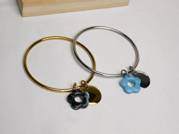 Prêt à vendre Bijoux fleur en acrylique colorée (4 Colliers /10 Bracelets / 30 Paires de Boucles d'oreilles / 7 Joncs / 20 Pendentifs) en acier inoxydable argenté et doré / Support offert (en précommande / livraison fin avril)