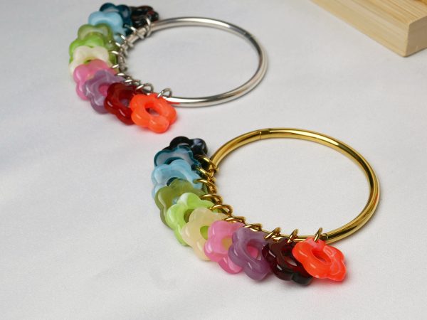 Prêt à vendre Bijoux fleur en acrylique colorée (4 Colliers /10 Bracelets / 30 Paires de Boucles d'oreilles / 7 Joncs / 20 Pendentifs) en acier inoxydable argenté et doré / Support offert (en précommande / livraison fin avril)
