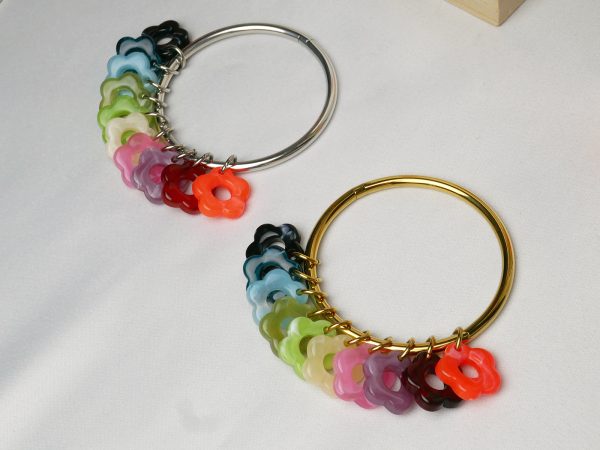 Prêt à vendre Bijoux fleur en acrylique colorée (4 Colliers /10 Bracelets / 30 Paires de Boucles d'oreilles / 7 Joncs / 20 Pendentifs) en acier inoxydable argenté et doré / Support offert (en précommande / livraison fin avril)