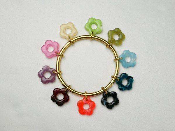 Prêt à vendre Bijoux fleur en acrylique colorée (4 Colliers /10 Bracelets / 30 Paires de Boucles d'oreilles / 7 Joncs / 20 Pendentifs) en acier inoxydable argenté et doré / Support offert (en précommande / livraison fin avril)