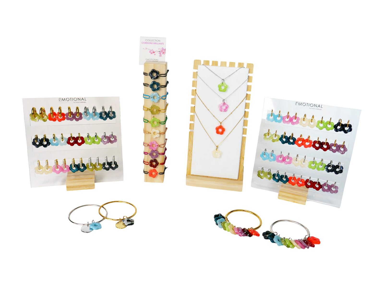 Prêt à vendre Bijoux fleur en acrylique colorée (4 Colliers /10 Bracelets / 30 Paires de Boucles d'oreilles / 7 Joncs / 20 Pendentifs) en acier inoxydable argenté et doré / Support offert (en précommande / livraison fin avril)