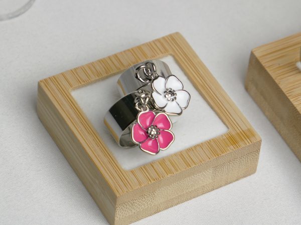 Prêt à vendre Création EMOTIONAL 22 Bijoux fleur de Sakura (4 colliers/4 Bracelets /4 Bagues/2 paires de Boucles d'oreilles/8 joncs) en acier inoxydable argenté et doré / Support offert