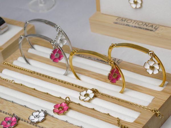 Prêt à vendre Création EMOTIONAL 22 Bijoux fleur de Sakura (4 colliers/4 Bracelets /4 Bagues/2 paires de Boucles d'oreilles/8 joncs) en acier inoxydable argenté et doré / Support offert