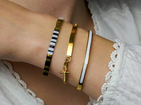 Bracelet élastique agrémenté de perles japonaises colorées