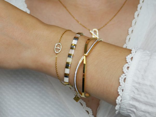 Bracelet élastique agrémenté de perles japonaises colorées