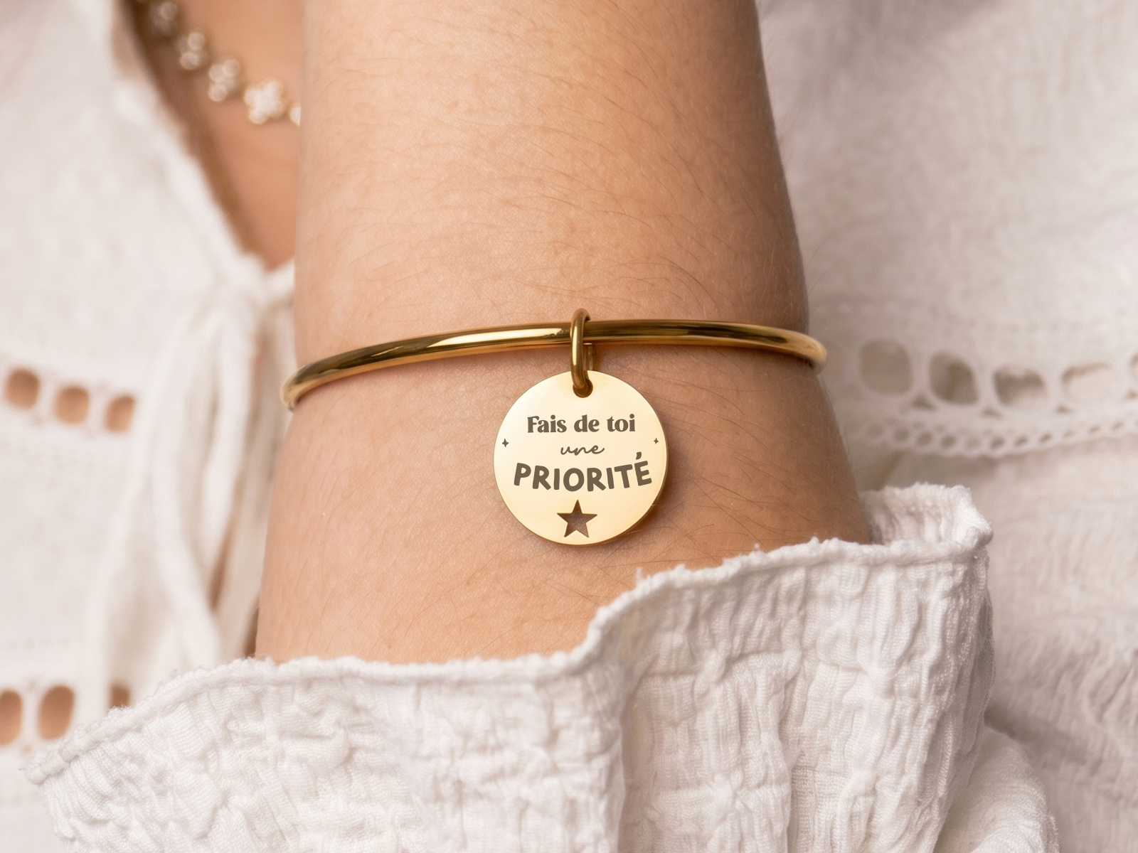 Bracelet jonc médaille étoile acier doré à personnaliser