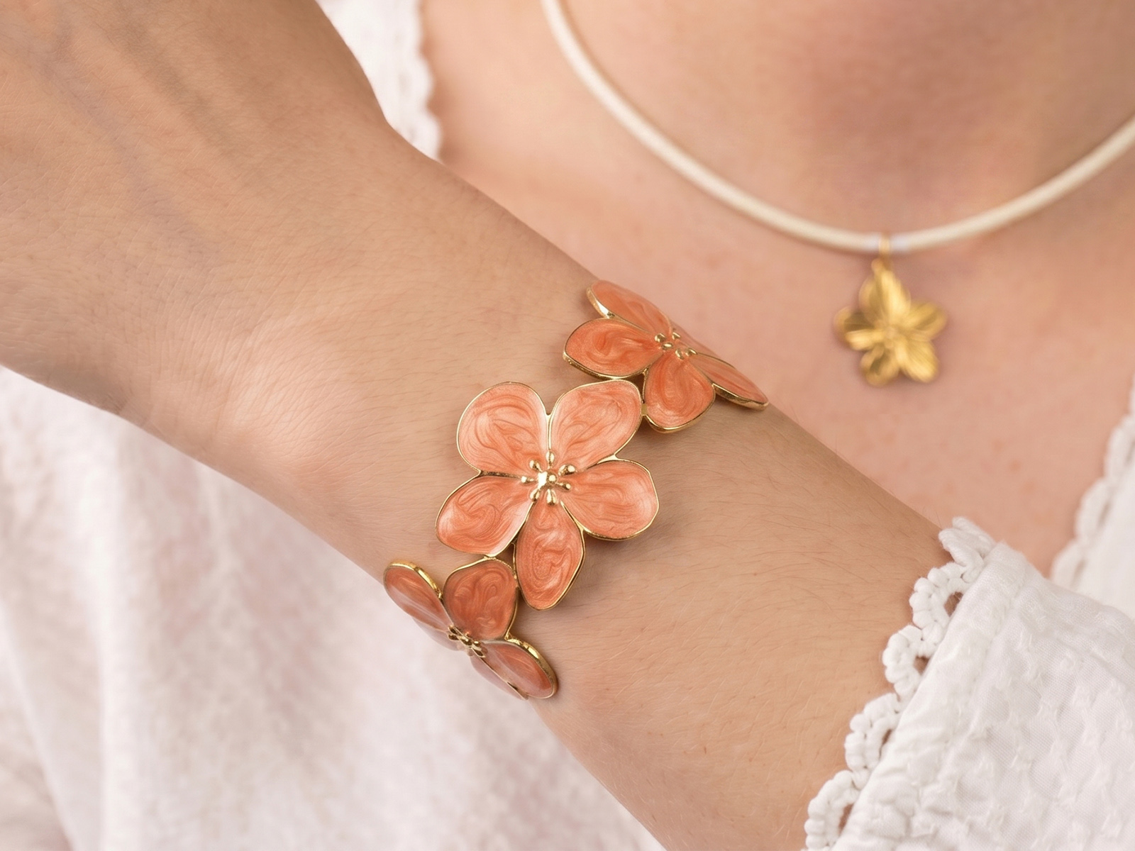 JNCAJ17-GOLDOR-BRALUCKY-GOLDWH-PENFLEUR24-GOLD.jpg