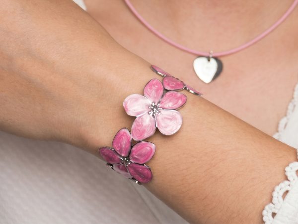 Jonc ajustable fleurs colorées en acier inoxydable argenté