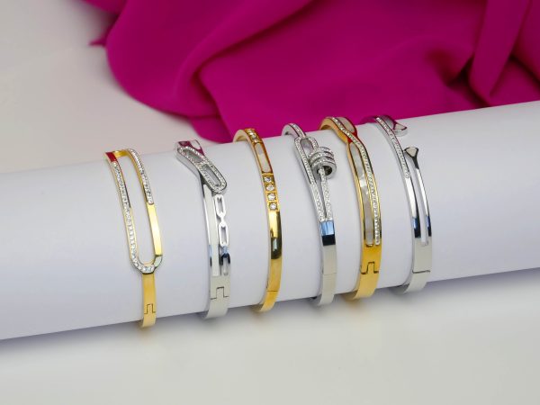 Jonc articulé maille marine rehaussé de cristaux fantaisie et émail blanc en acier inoxydable argenté