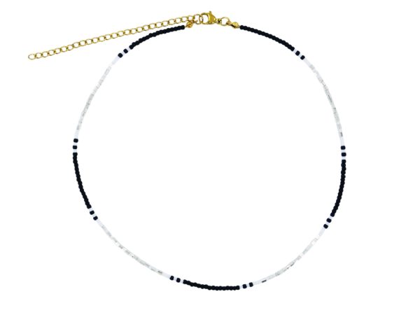 Collier agrémenté de perles japonaises colorées