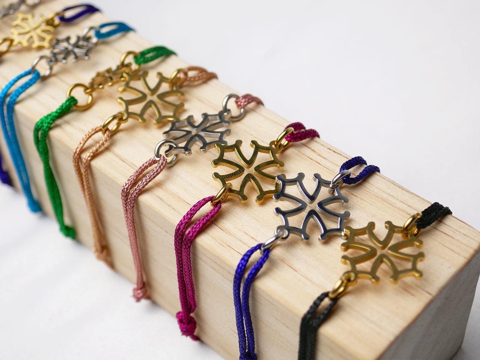 Bracelet ajustable cordon pailleté avec grande croix occitane en acier inoxydable doré