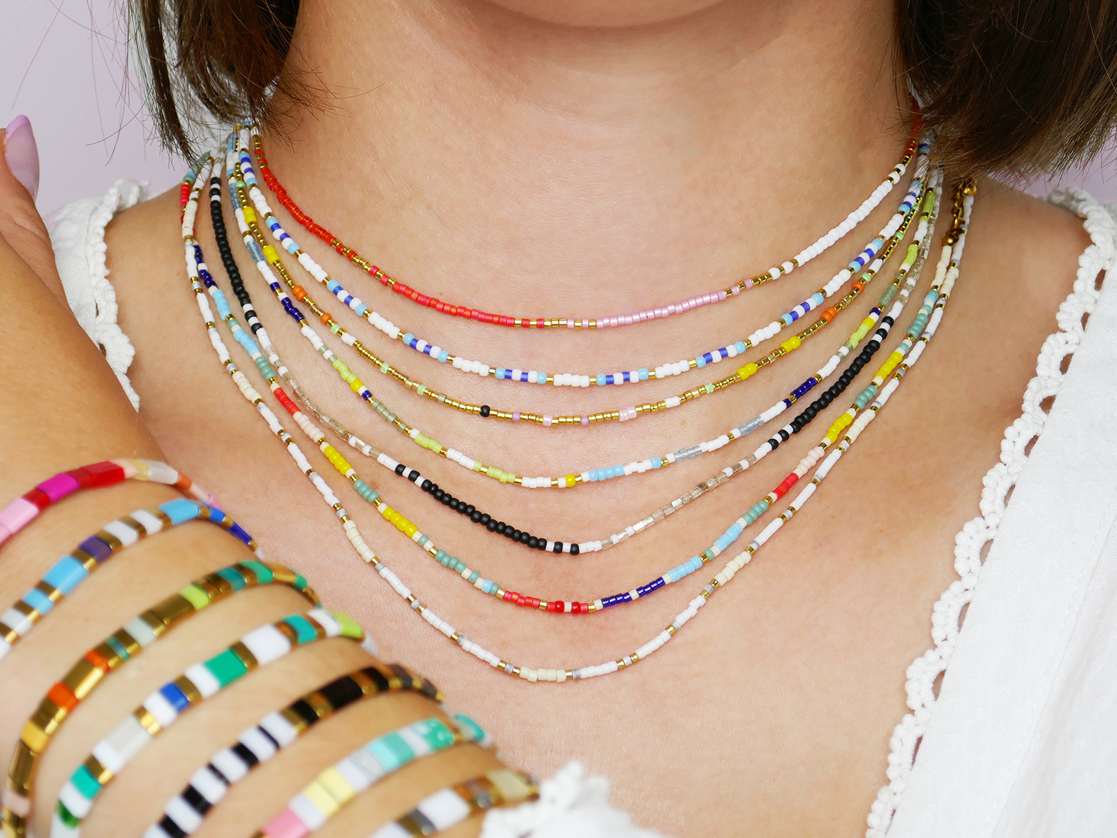 Collier agrémenté de perles japonaises colorées